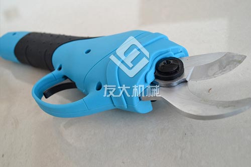 果樹修剪怎么能少了電動修枝剪呢