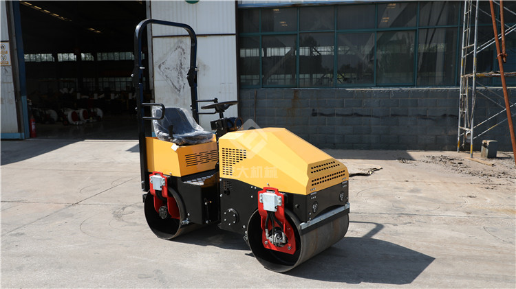 小型壓路機(jī)配重松動(dòng)的原因是什么？4個(gè)細(xì)節(jié)告訴你